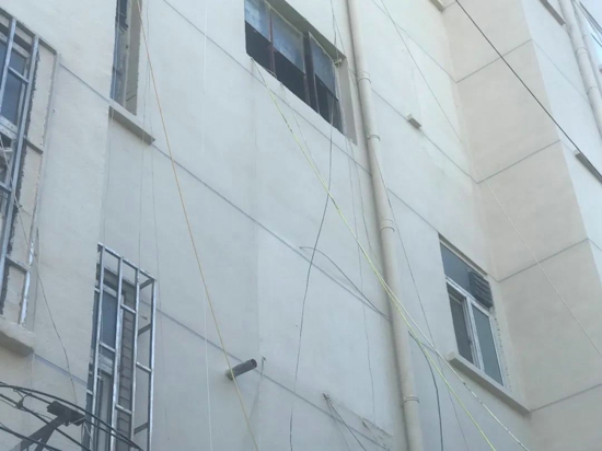郑州桐柏路216号院老旧小区改造， 把这些窗户全封了... 竟是因为